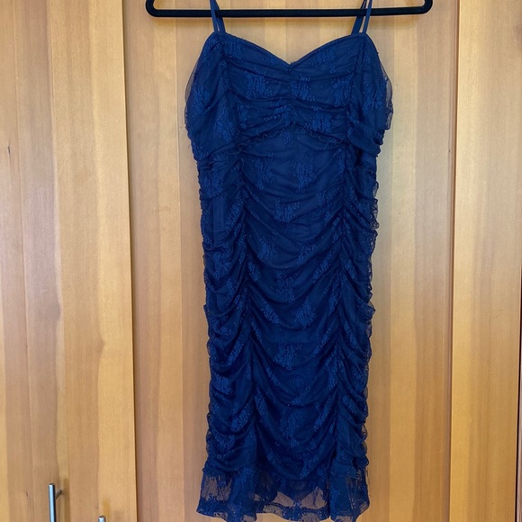 LULU’S MINI DRESS - Picture 2 of 3